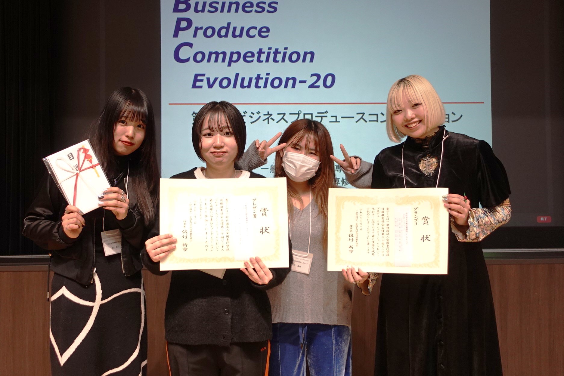 ファッションライフデザイン学科の学生がグランプリ、プレゼン賞をW